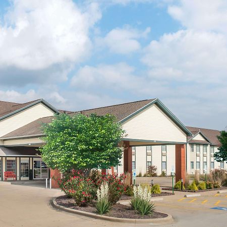 Ramada By Wyndham Springfield North Hotel Exterior foto