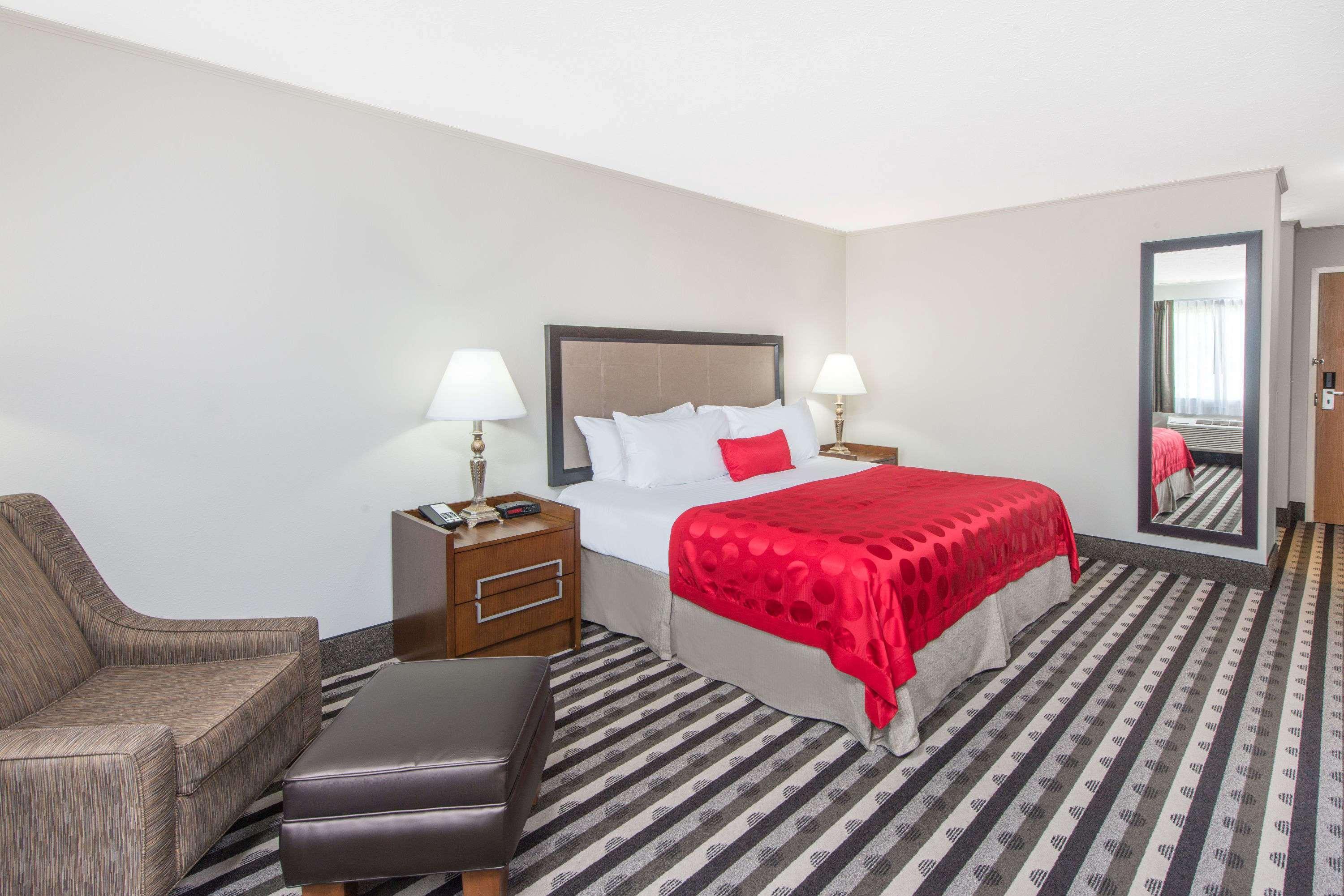 Ramada By Wyndham Springfield North Hotel Exterior foto