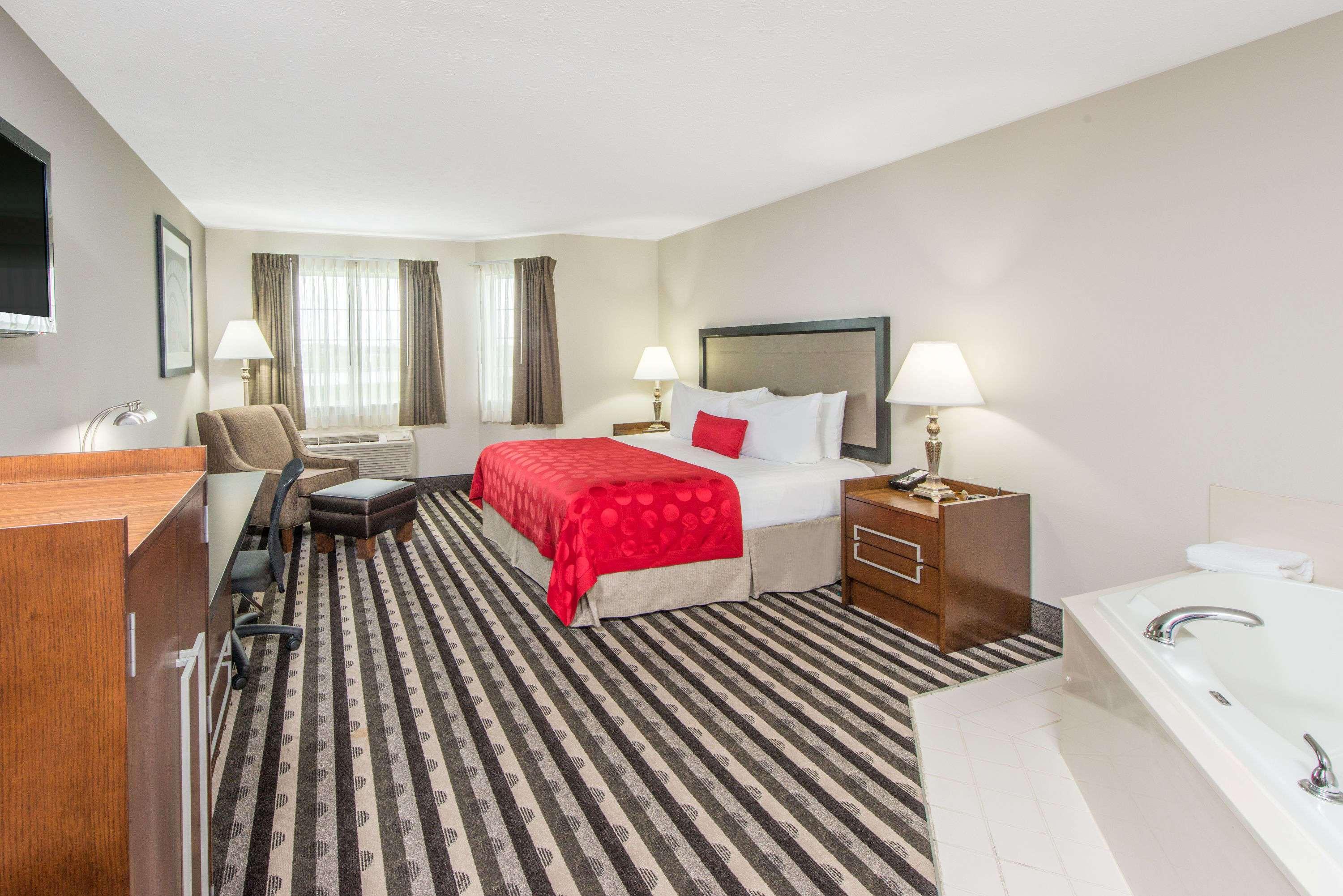 Ramada By Wyndham Springfield North Hotel Exterior foto