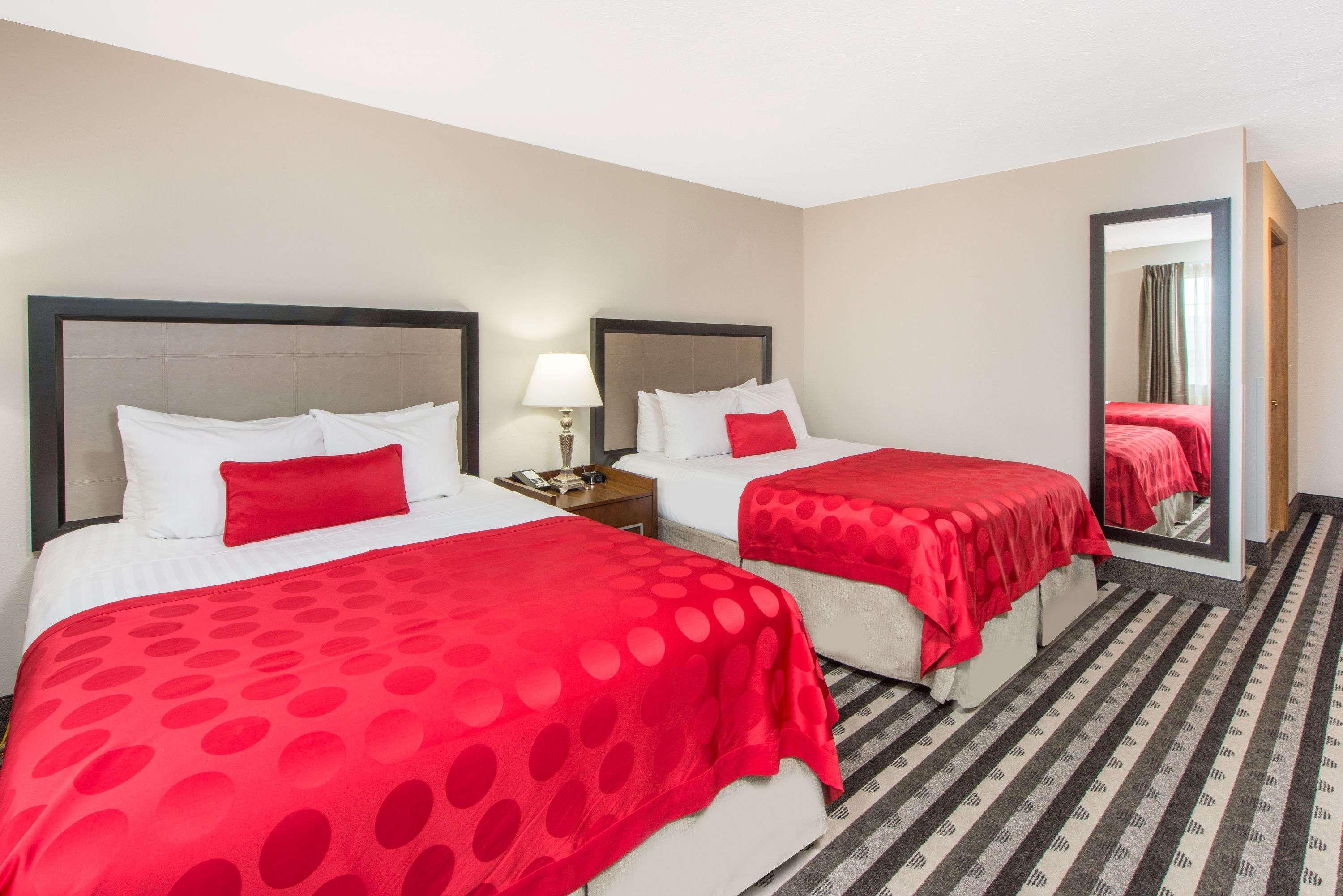 Ramada By Wyndham Springfield North Hotel Exterior foto