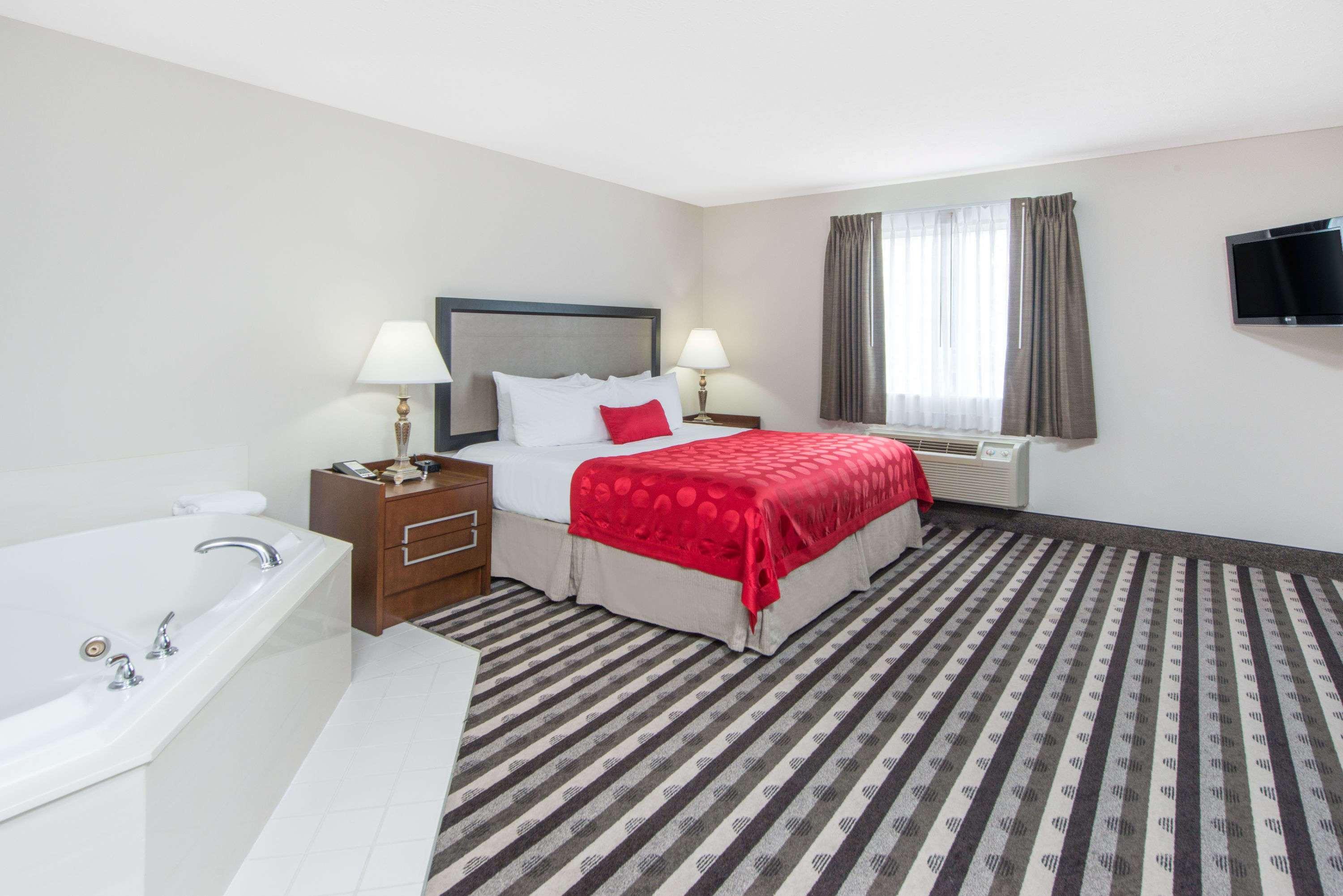 Ramada By Wyndham Springfield North Hotel Exterior foto
