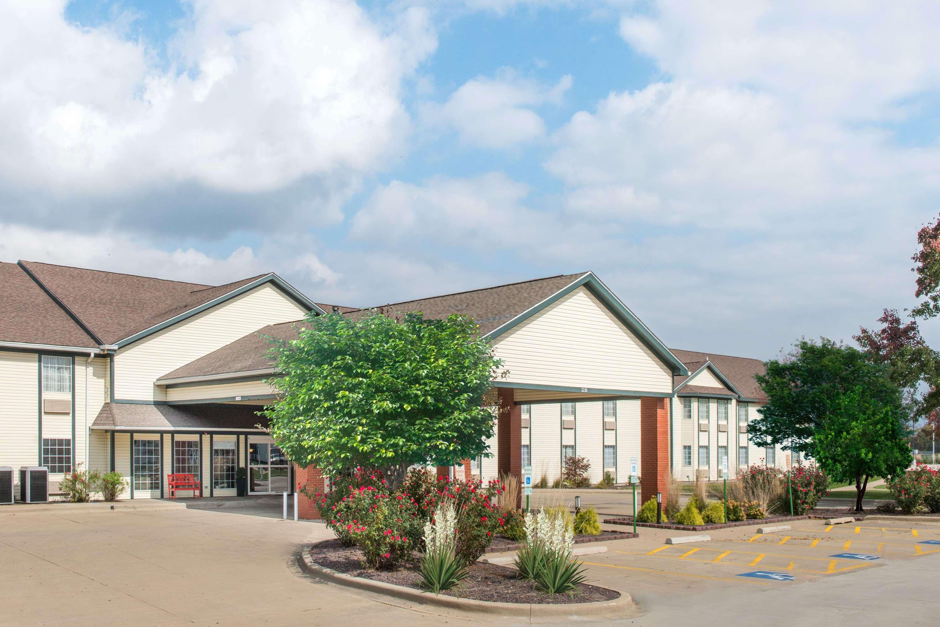 Ramada By Wyndham Springfield North Hotel Exterior foto