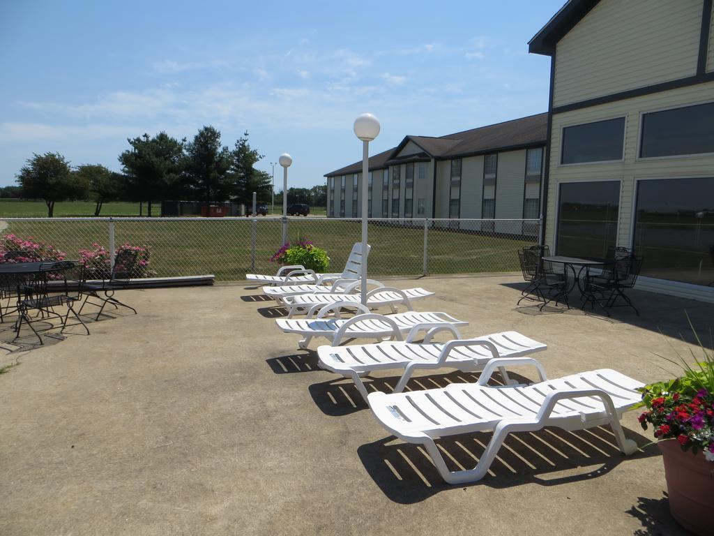 Ramada By Wyndham Springfield North Hotel Exterior foto
