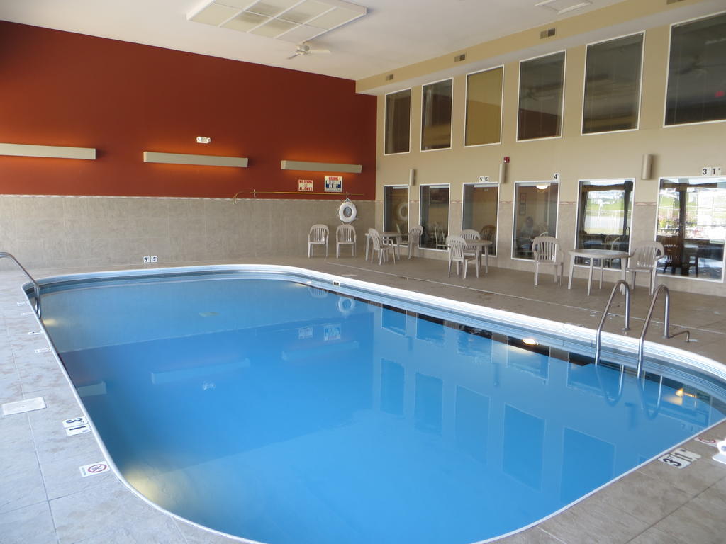 Ramada By Wyndham Springfield North Hotel Exterior foto